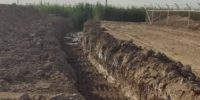 حفر خندق حفاظتی اطراف ایستگاه طره بخاخ در حوزه کارون جنوبی